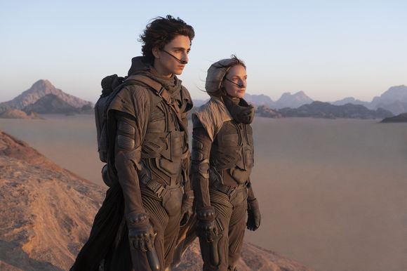 Timothée Chalamet, Rebecca Ferguson în Dune: Part One