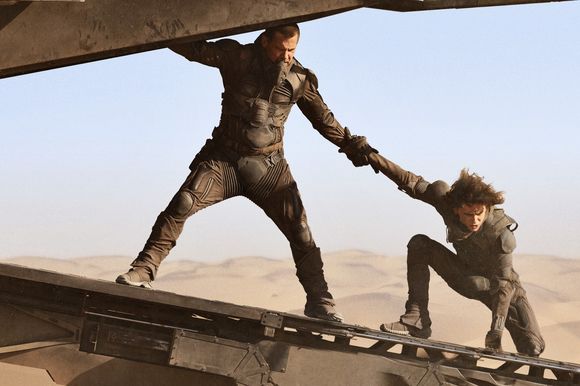 Josh Brolin, Timothée Chalamet în Dune: Part One