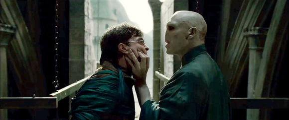 Daniel Radcliffe, Ralph Fiennes în Harry Potter and the Deathly Hallows: Part 2