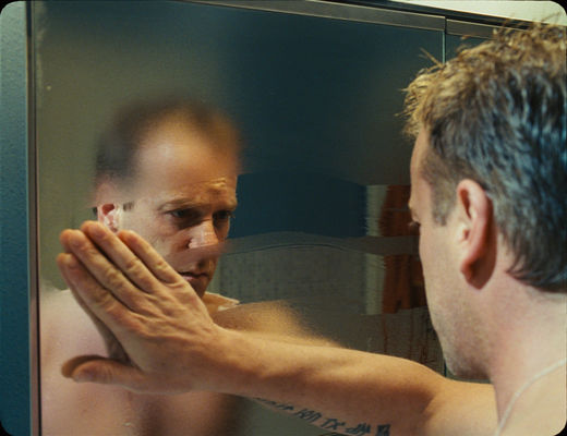 Kiefer Sutherland în Mirrors