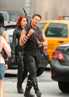 Jeremy Renner, Scarlett Johansson în The Avengers