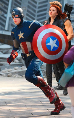 Chris Evans, Scarlett Johansson în The Avengers