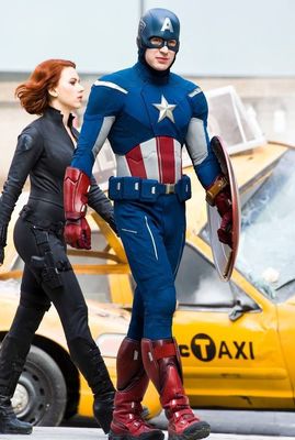 Scarlett Johansson, Chris Evans în The Avengers
