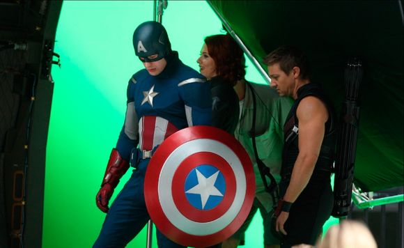 Chris Evans, Scarlett Johansson, Jeremy Renner în The Avengers