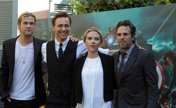 Chris Hemsworth, Tom Hiddleston, Scarlett Johansson, Mark Ruffalo în The Avengers