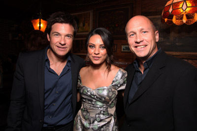 Jason Bateman, Mila Kunis în Extract