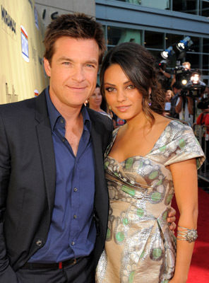 Jason Bateman, Mila Kunis în Extract