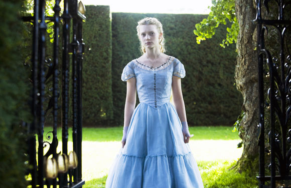 Mia Wasikowska în Alice in Wonderland