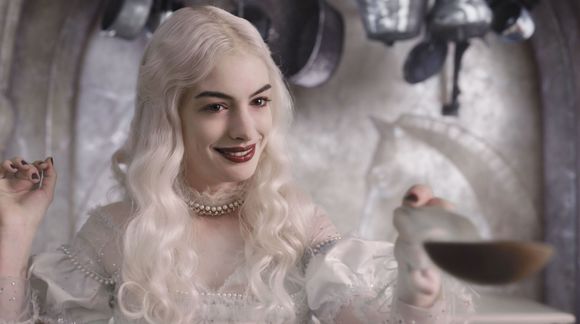 Anne Hathaway în Alice in Wonderland