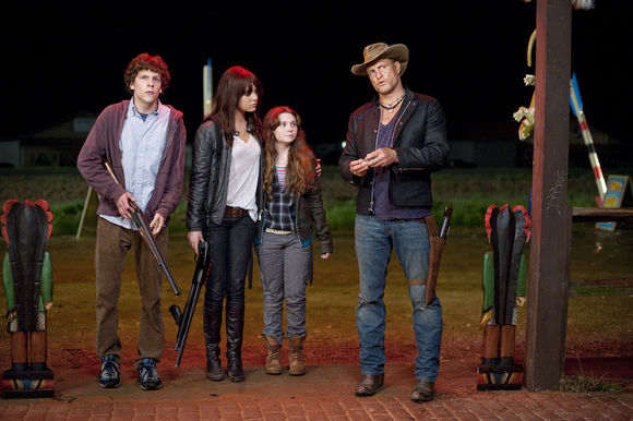 Jesse Eisenberg, Emma Stone, Abigail Breslin, Woody Harrelson în Zombieland