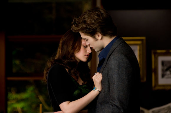 Kristen Stewart, Robert Pattinson în The Twilight Saga: New Moon
