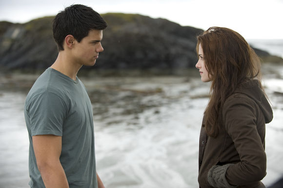 Kristen Stewart, Taylor Lautner în The Twilight Saga: New Moon