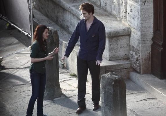 Kristen Stewart, Robert Pattinson în The Twilight Saga: New Moon