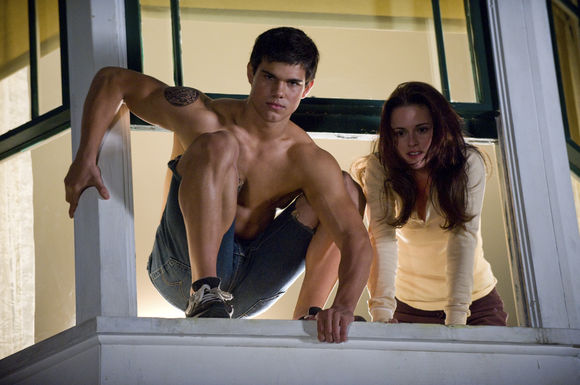 Kristen Stewart, Taylor Lautner în The Twilight Saga: New Moon