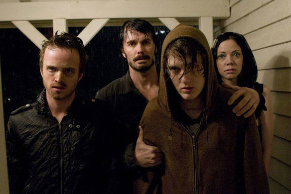 Garret Dillahunt, Riki Lindhome, Aaron Paul, Justin Spencer în The Last House on the Left
