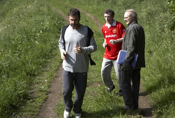 Eric Cantona, Ken Loach, Steve Evets în Looking for Eric