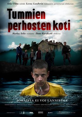 Tummien perhosten koti poster