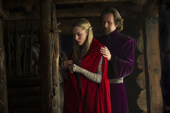 Amanda Seyfried, Gary Oldman în Red Riding Hood