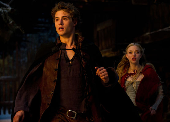 Max Irons, Amanda Seyfried în Red Riding Hood