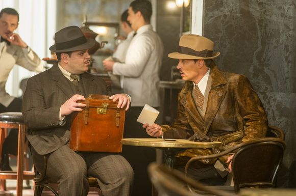 Josh Gad, Johnny Depp în Murder on the Orient Express