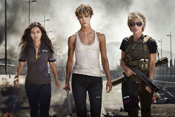 Natalia Reyes, Mackenzie Davis, Linda Hamilton în Terminator: Dark Fate
