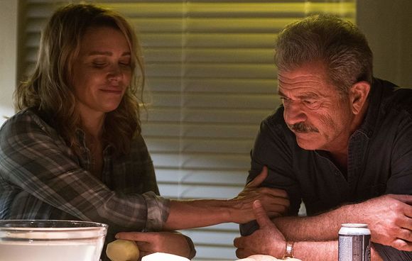 Mel Gibson, Laurie Holden în Dragged Across Concrete