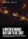 O mamă își aduce fiul să fie împușcat