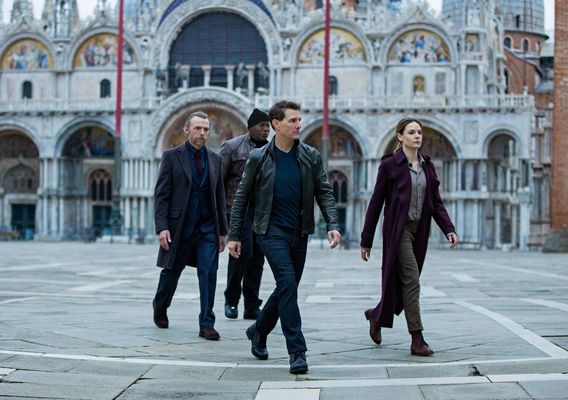 Simon Pegg, Tom Cruise, Rebecca Ferguson în Mission: Impossible - Dead Reckoning, Part One