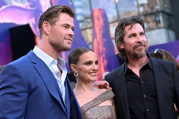 Christian Bale, Natalie Portman, Chris Hemsworth în Thor: Love and Thunder