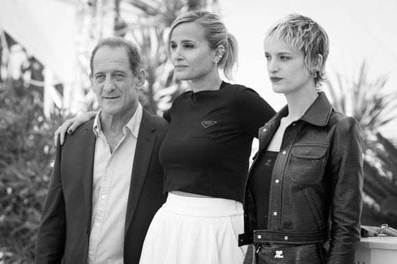 Vincent Lindon, Julia Ducournau, Agathe Rousselle în Titane