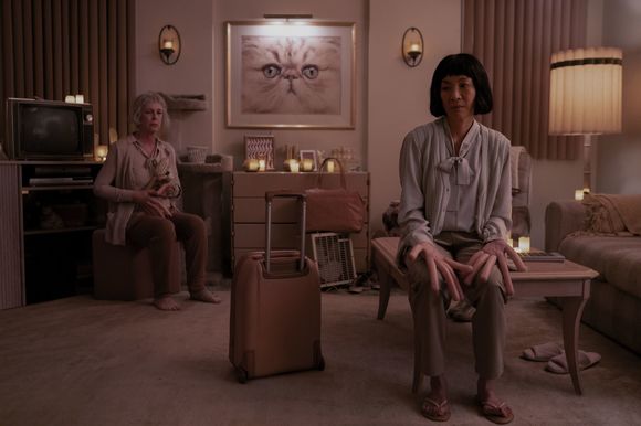 Michelle Yeoh, Jamie Lee Curtis în Everything Everywhere All at Once