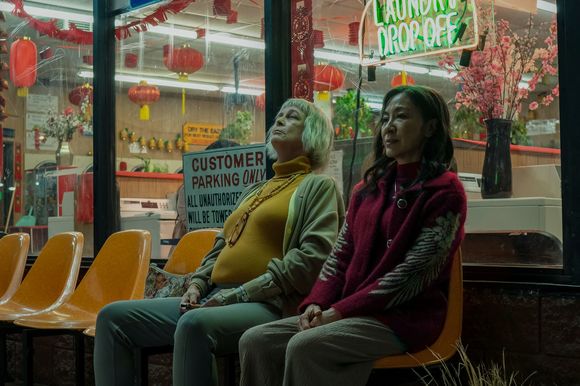 Michelle Yeoh, Jamie Lee Curtis în Everything Everywhere All at Once