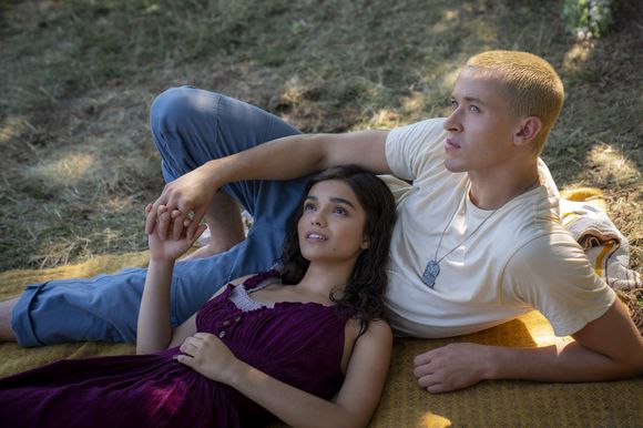 Tom Blyth, Rachel Zegler în The Hunger Games: The Ballad of Songbirds and Snakes
