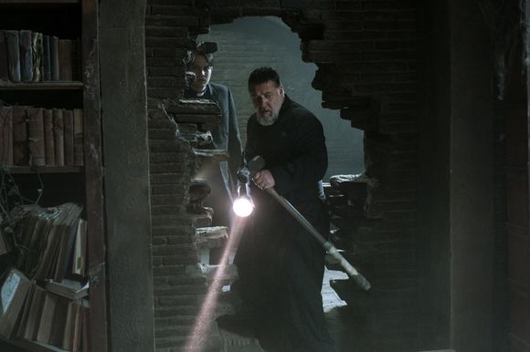 Russell Crowe în The Pope's Exorcist