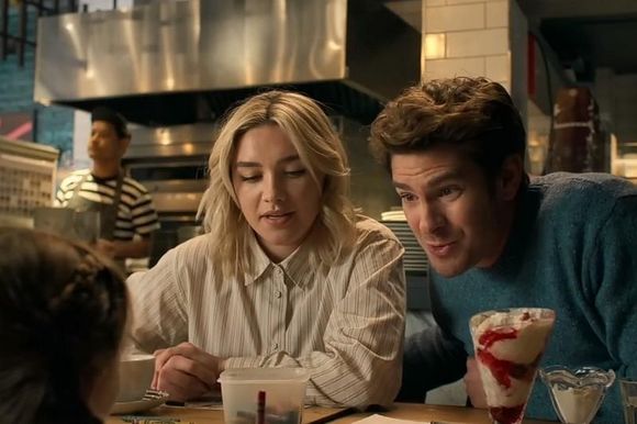 Andrew Garfield, Florence Pugh în We Live in Time