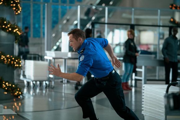 Taron Egerton în Carry-On