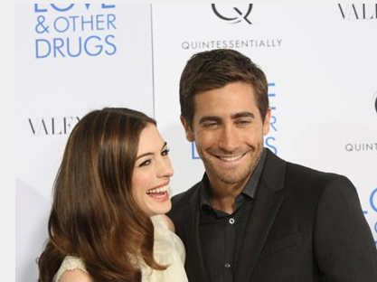 Anne Hathaway, Jake Gyllenhaal în Love and Other Drugs