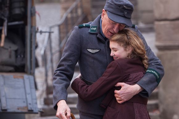 Geoffrey Rush, Sophie Nélisse în The Book Thief