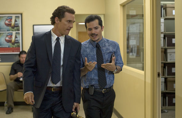 Matthew McConaughey, John Leguizamo în The Lincoln Lawyer