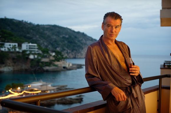 Pierce Brosnan în A Long Way Down