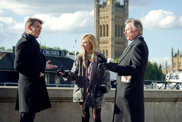 Pierce Brosnan, Imogen Poots în A Long Way Down