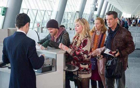 Aaron Paul, Imogen Poots, Toni Collette, Pierce Brosnan în A Long Way Down