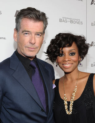 Pierce Brosnan, Anika Noni Rose în Bag of Bones