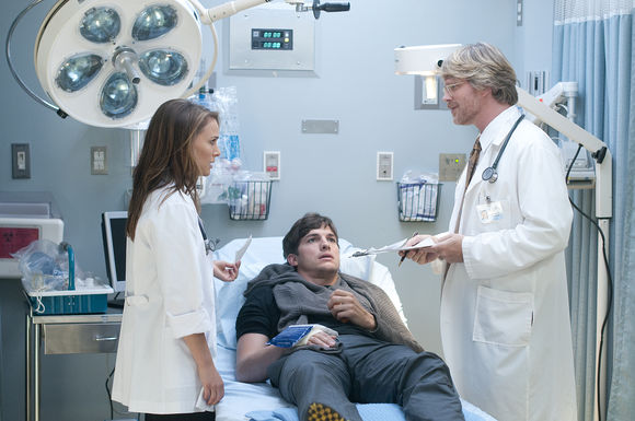 Cary Elwes, Natalie Portman, Ashton Kutcher în No Strings Attached
