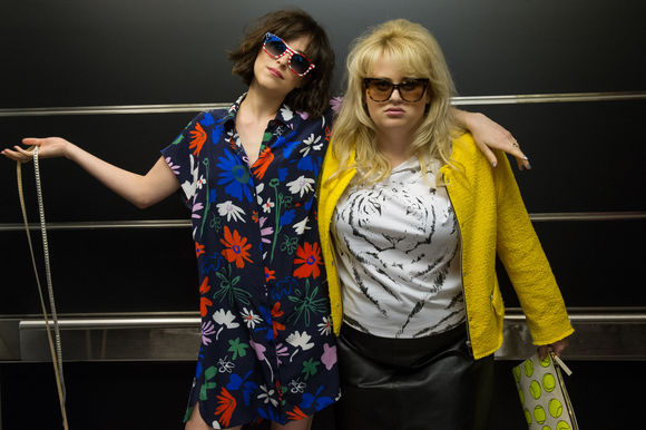 Dakota Johnson, Rebel Wilson în How to Be Single