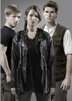 Josh Hutcherson, Jennifer Lawrence, Liam Hemsworth în The Hunger Games