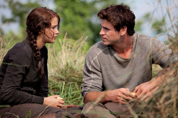 Jennifer Lawrence, Liam Hemsworth în The Hunger Games