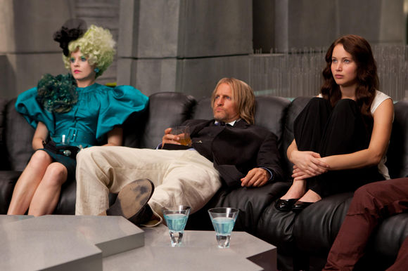 Elizabeth Banks, Woody Harrelson, Jennifer Lawrence în The Hunger Games