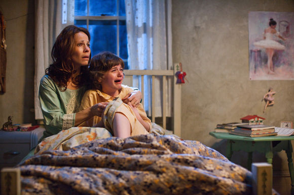 Lili Taylor, Joey King în The Conjuring