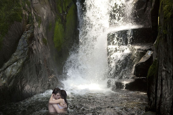 Kristen Stewart, Robert Pattinson în The Twilight Saga: Breaking Dawn - Part 1